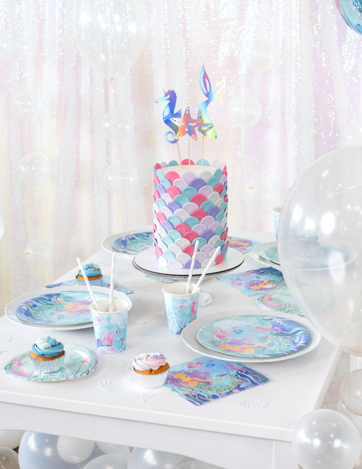 Vue d'ensemble de la table avec les serviettes en papier jolie sirène scintillante