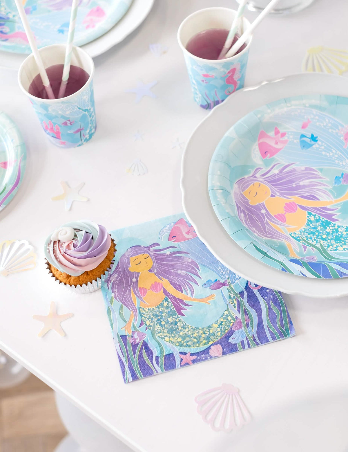 Mise en scène de la table d'anniversaire avec les serviettes en papier jolie sirène scintillante
