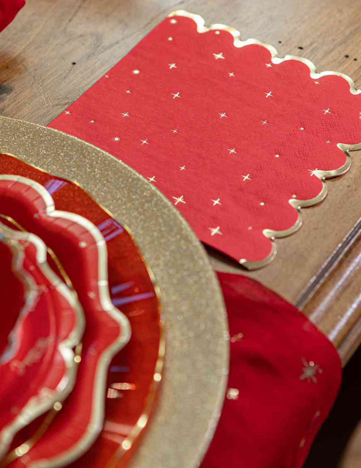 16 Weihnachtsservietten zeitlos rot-gold 33 x 33 cm