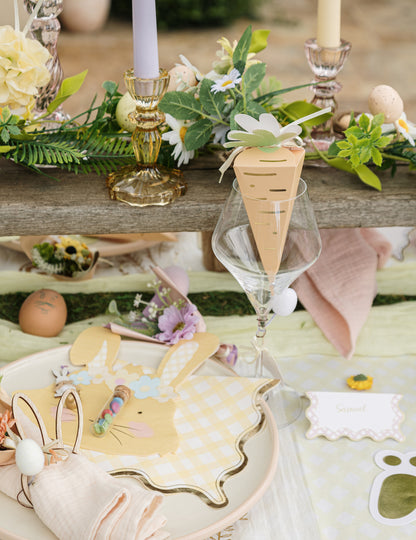 Dressage de table des serviettes en papier à motifs carreaux pour fête lilas rose jaune vert et bordure or ondulée