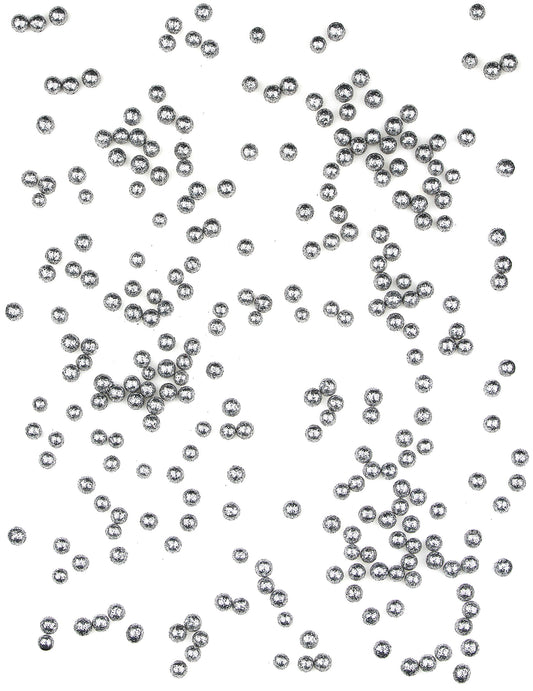 Gros plan sur les confettis de table mini boules pailletées argentées