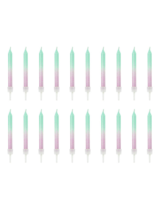 Vue de l'ensemble des 20 pièces des bougies d'anniversaire iridescentes