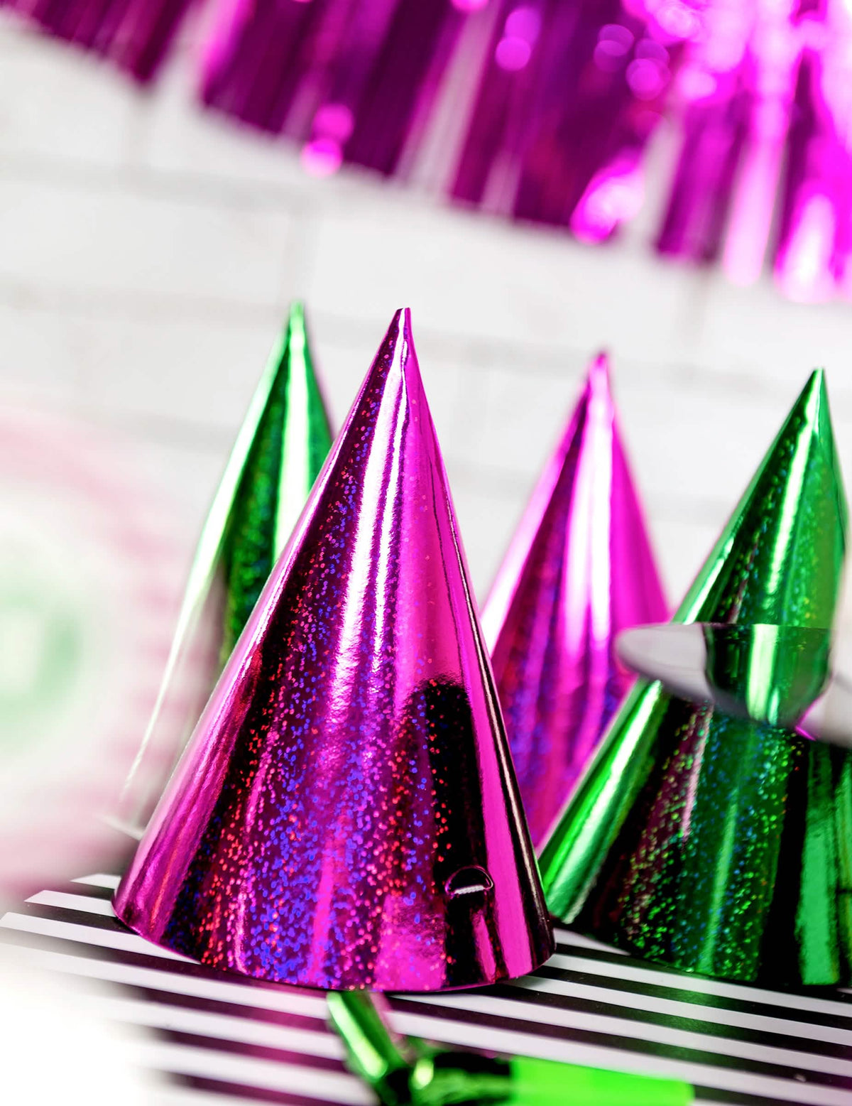 Detail des Glitzereffekts der holografischen Party-Hüte für Erwachsene