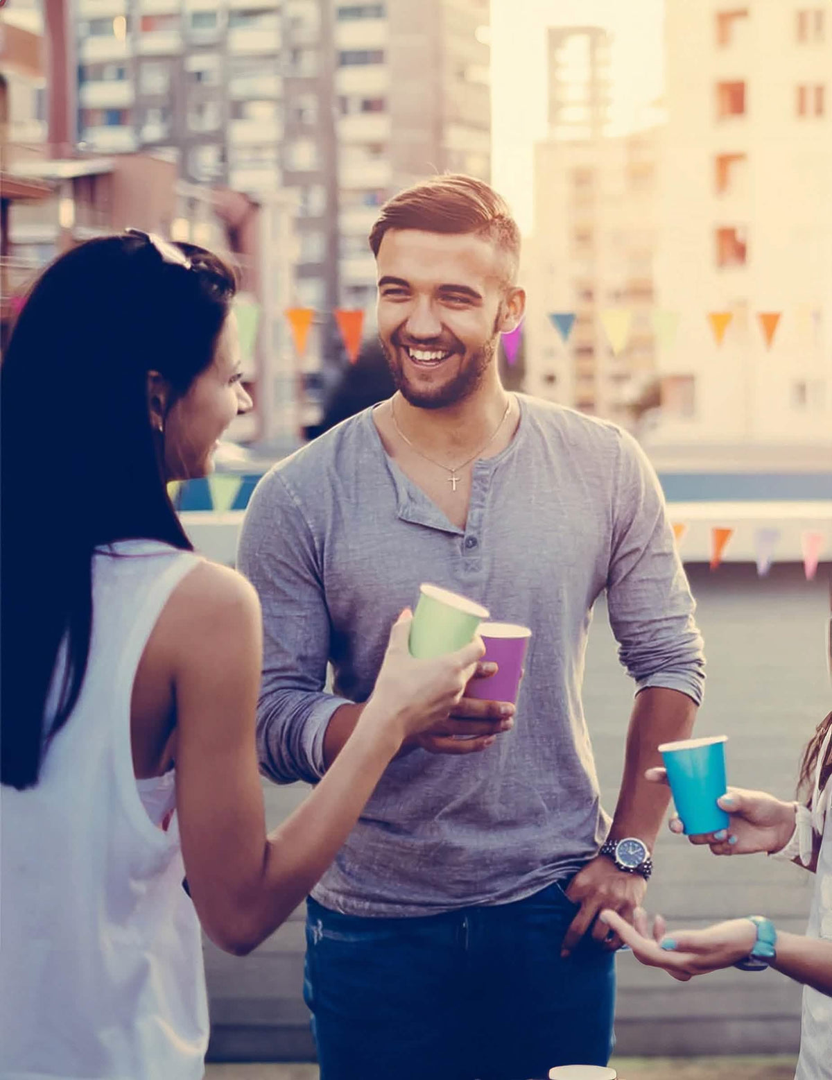 Mise en situation des gobelets américains en carton recyclable pour fête