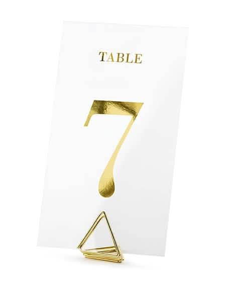 Nahaufnahme der Zahl 7 und des transparenten Tischaufstellers mit Goldenen Zahlen für Goldene Hochzeit