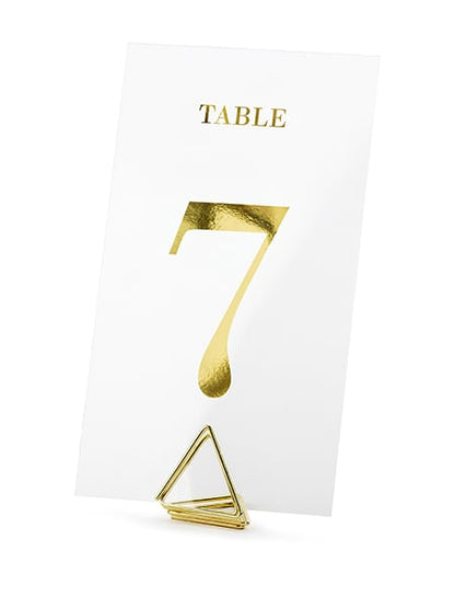 Gros plan sur le chiffre 7 et le support du marque table transparent chiffres dorés pour mariage doré
