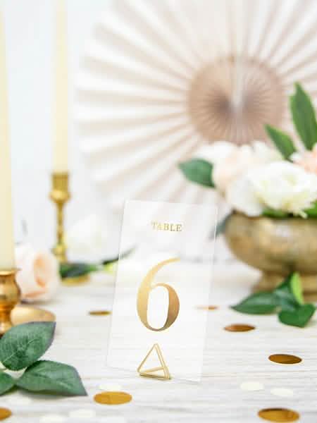 Inszenierung des transparenten Tischaufstellers mit Gold-Zahlen für eine Goldene Hochzeit