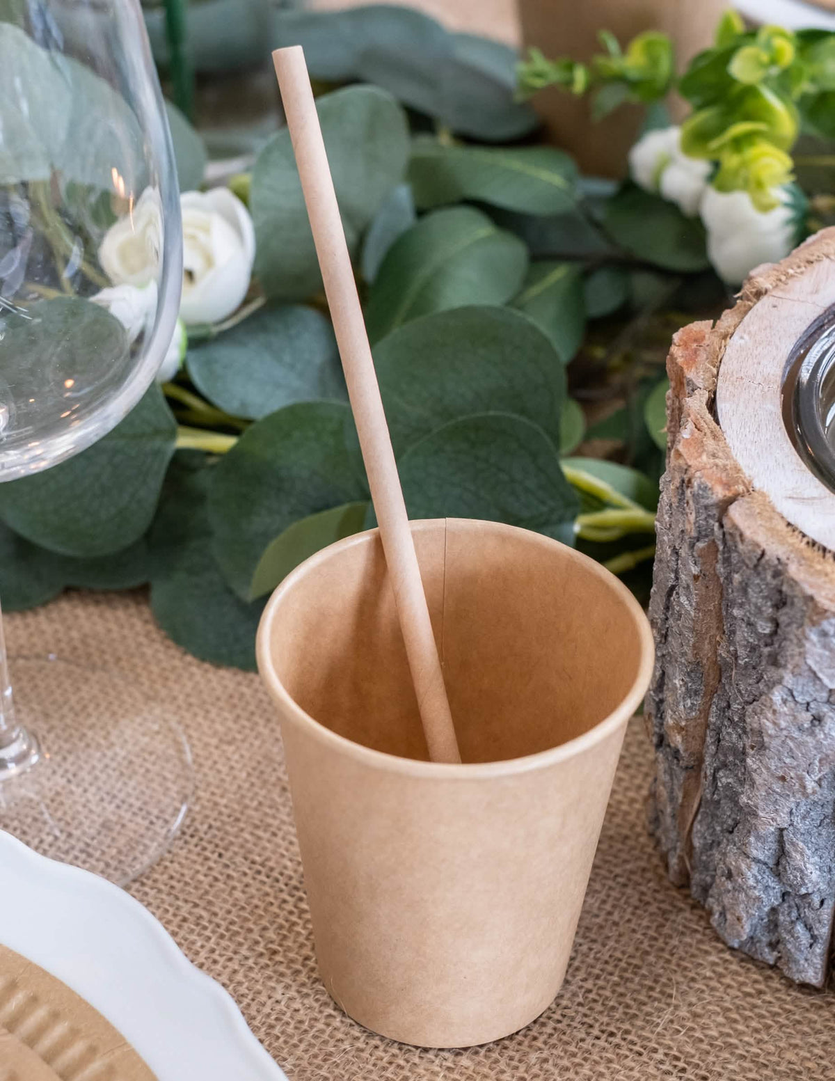 Mise en situation d'une paille dans un gobelet du Pailles en carton kraft pour fête