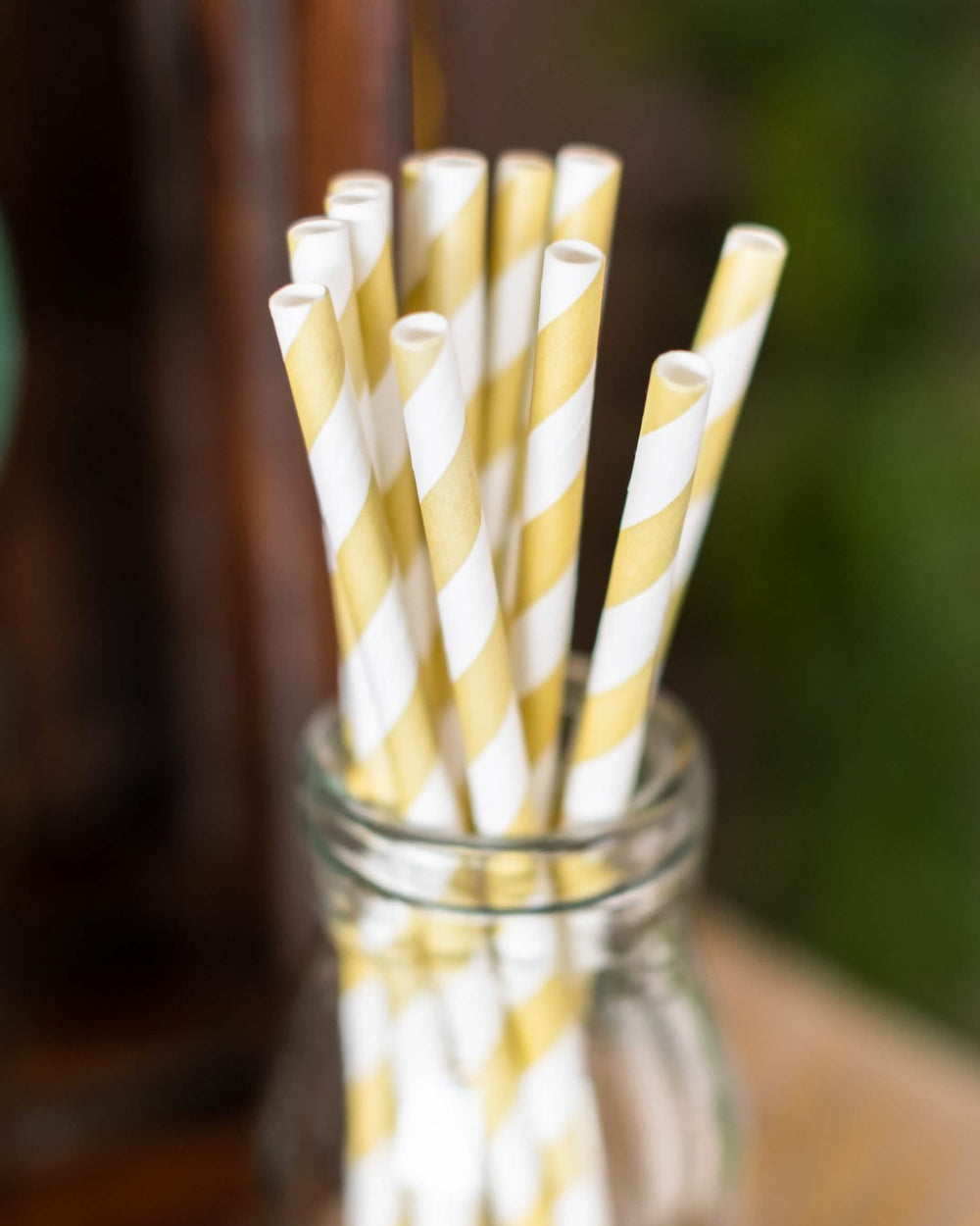Gros plan des pailles en carton rayées pour fête dorées
