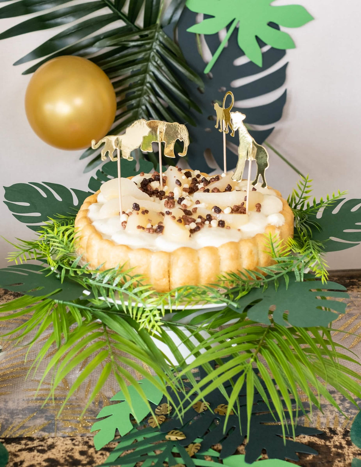 Szene auf einer Torte mit Holzspießen Tiere Dschungel