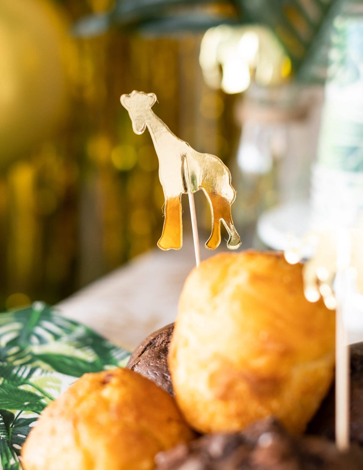 Großaufnahme des Gold-Giraffenmusters der Holzspieße Tiere Dschungel