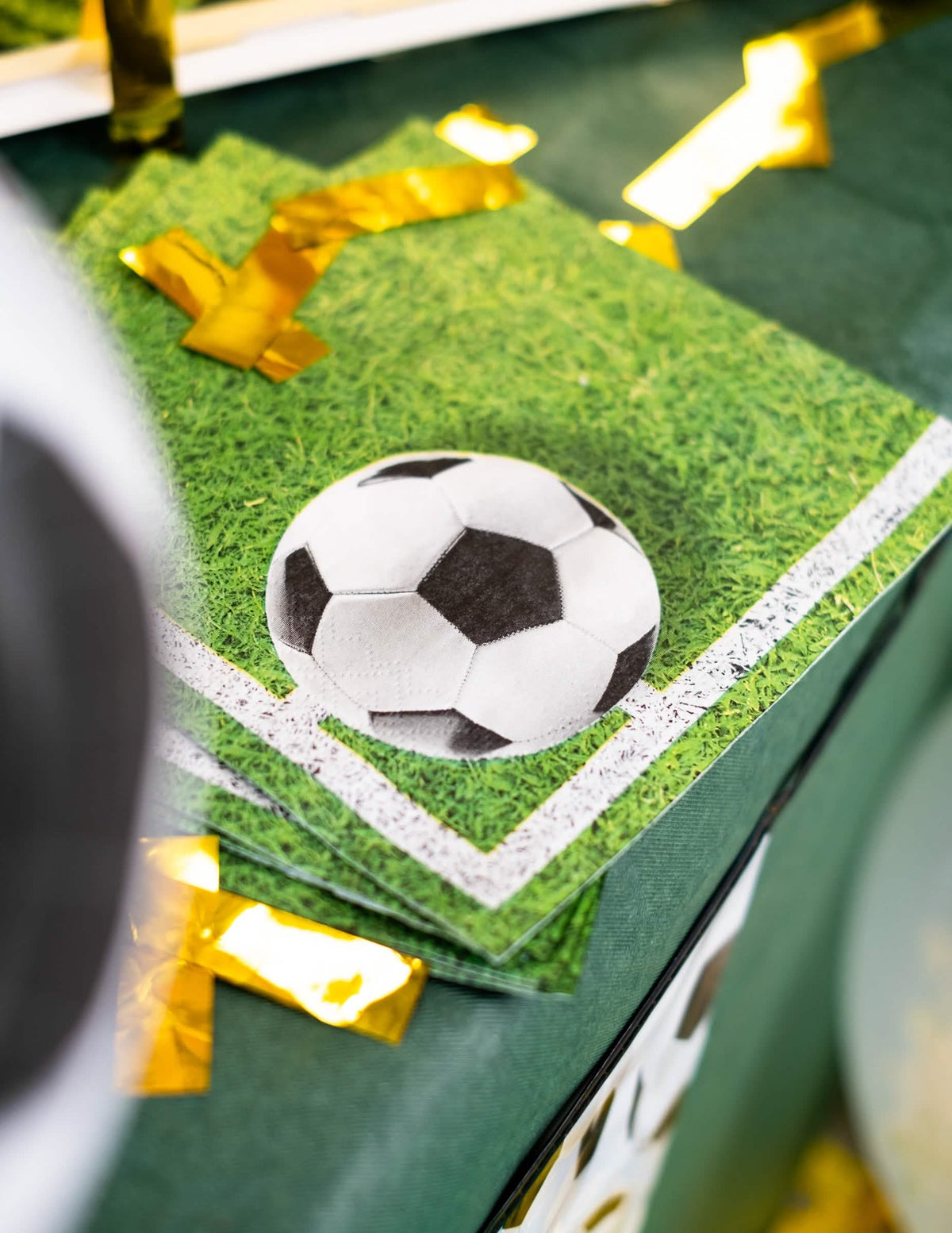 Zoom sur le motif ballon des serviettes en papier football pour fête