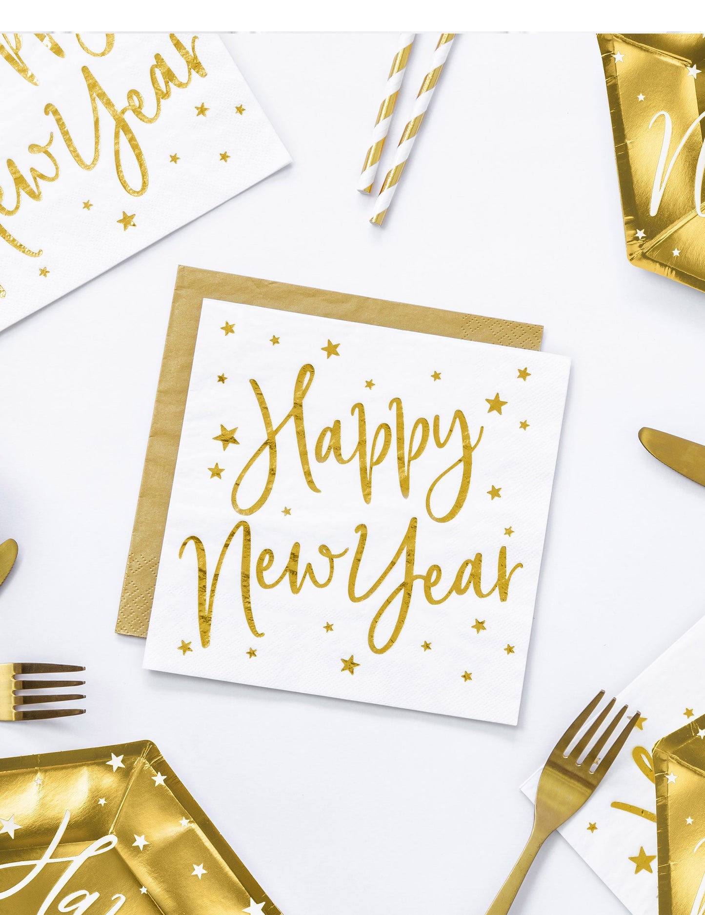 Vue de dessus des serviettes en papier Happy New Year blanches et dorées à étoiles