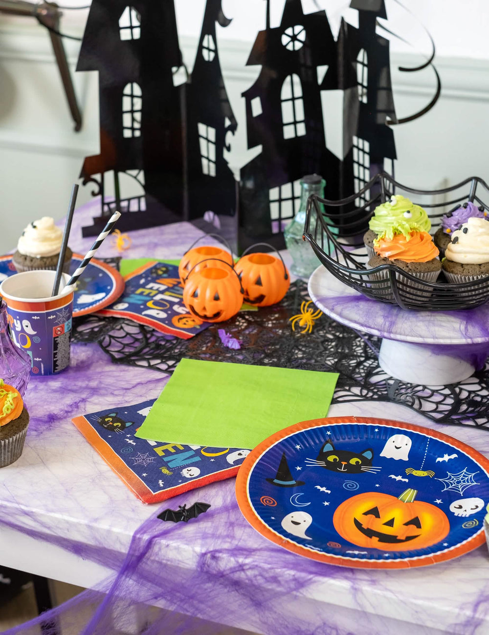 Mise auf einem Halloween-Tisch von Zitronen-Grün Servietten