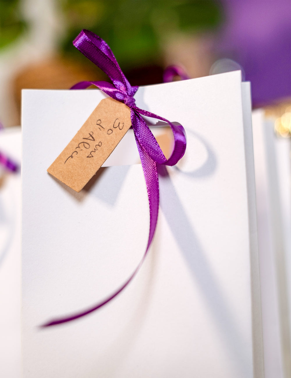 Détail du ruban et de la personnalisation des étiquettes perforées de mariage pour fête