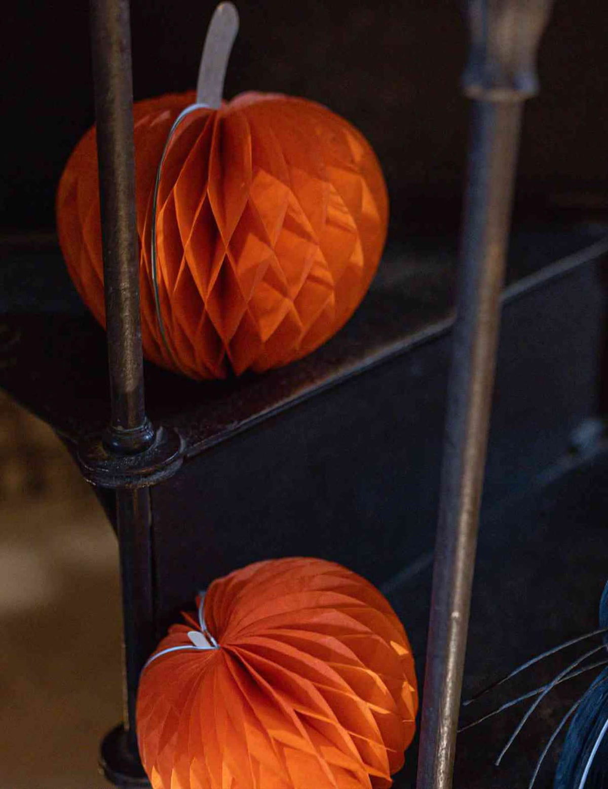 3er-Set Deko-Kürbisse aus Wabenpapier in Orange & Schwarz - 10, 13 & 18 cm