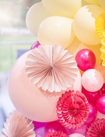 Mise en situation d'une rosace des 3 rosaces décoratives en papier pour mariage