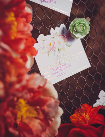 Mise en situation sur un grillage des cartes aquarelle Let's Dance pour animation mariage
