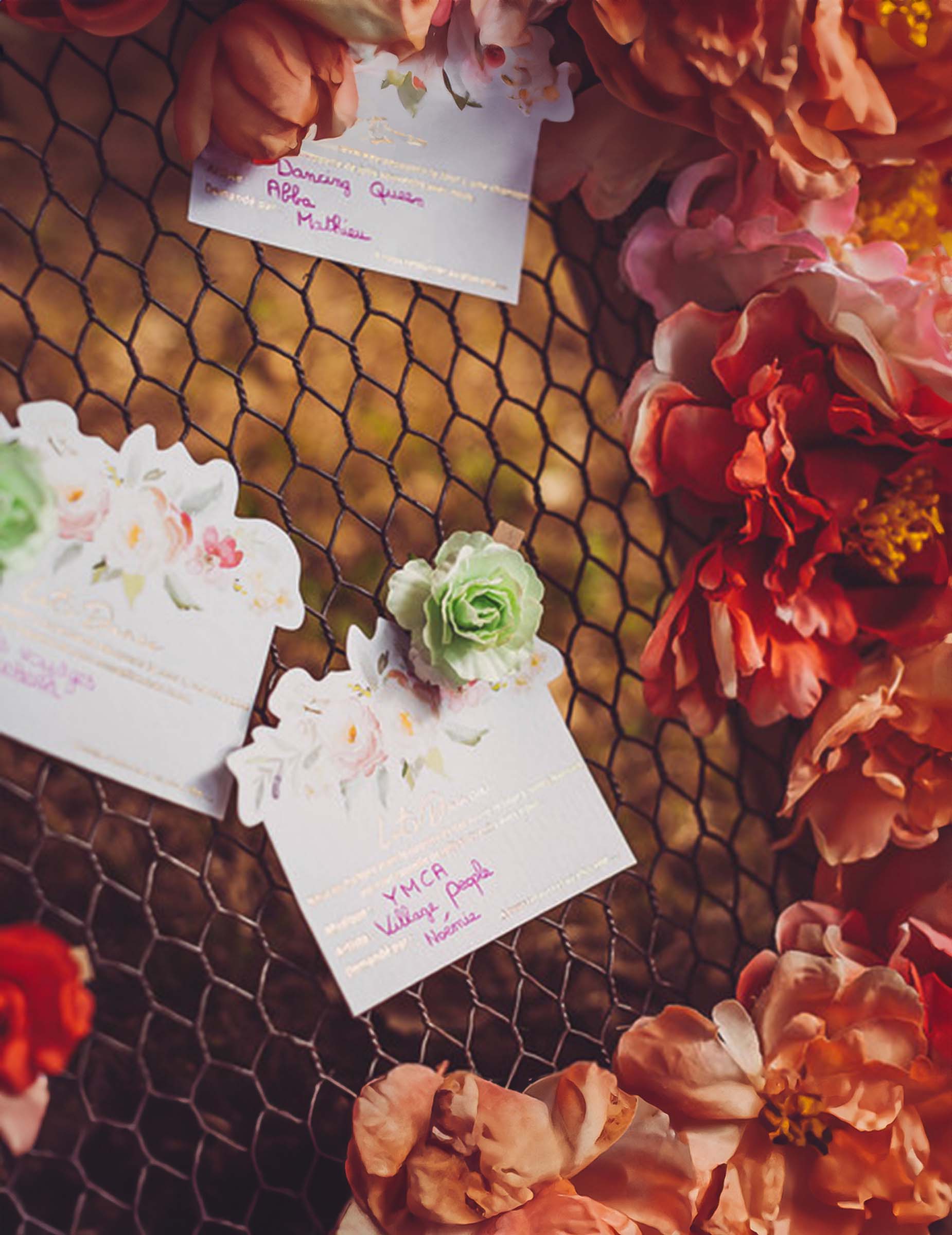 Gros plan sur une carte et sa pince fleur des cartes aquarelle Let's Dance pour animation mariage