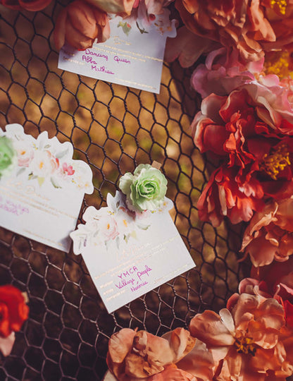 Gros plan sur une carte et sa pince fleur des cartes aquarelle Let's Dance pour animation mariage