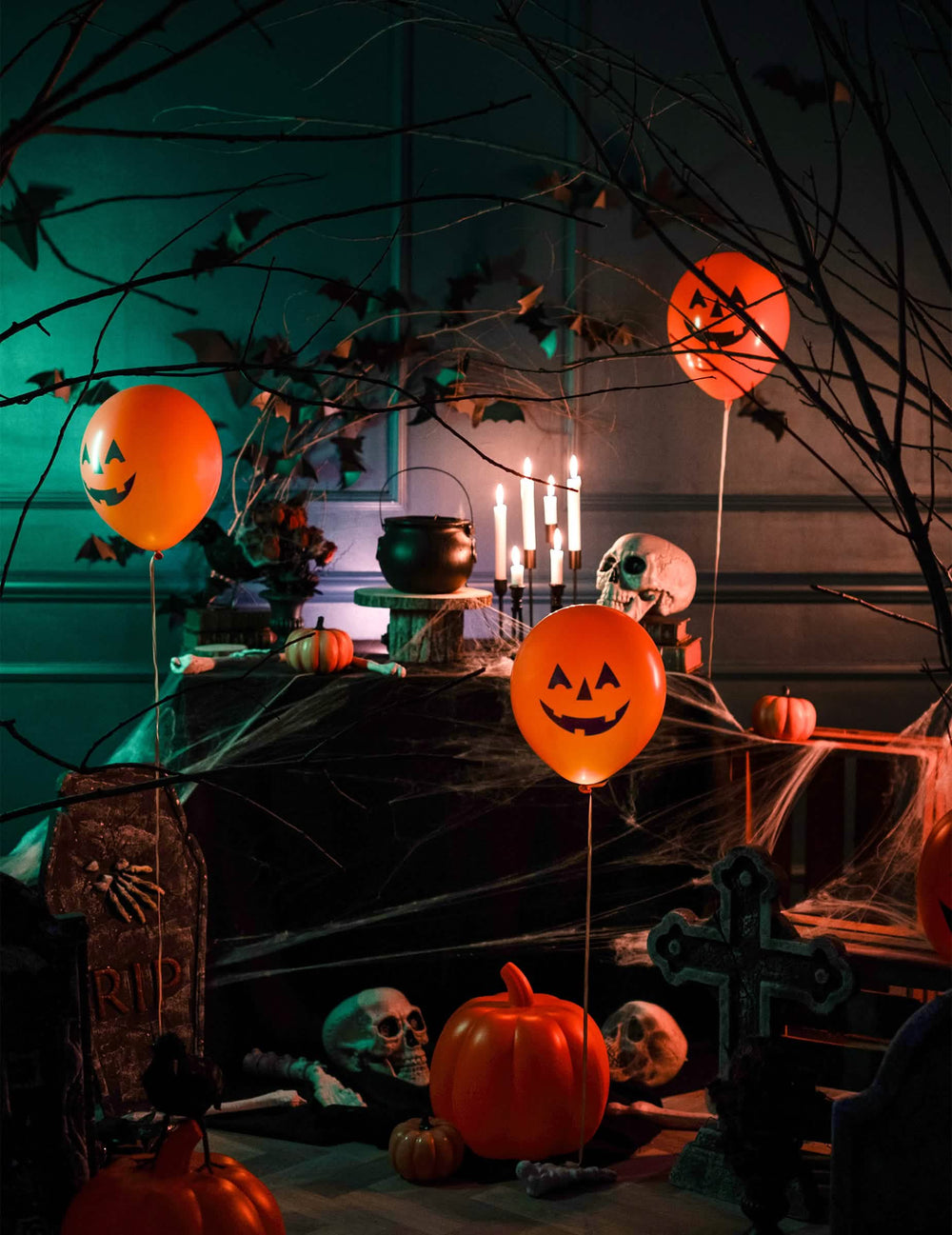 Mise en situation des ballons LED citrouille pour Halloween