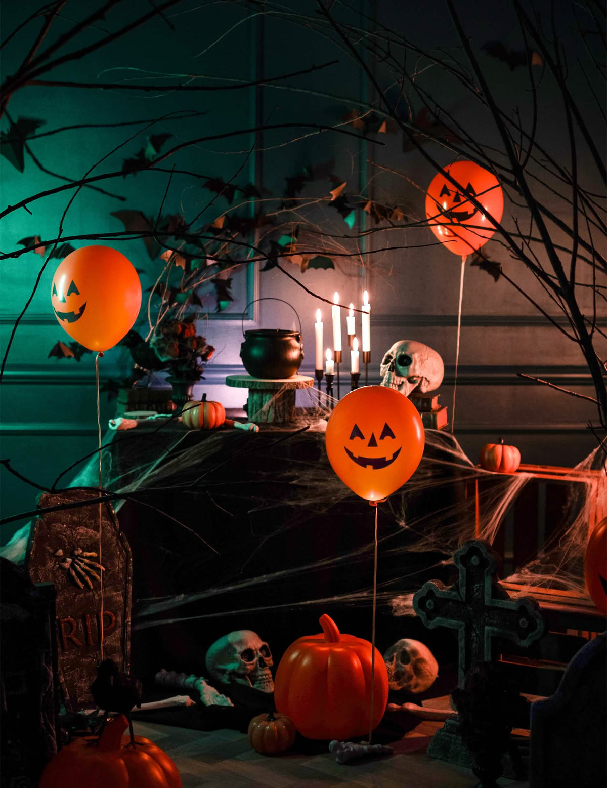 Mise en situation des ballons LED citrouille pour Halloween