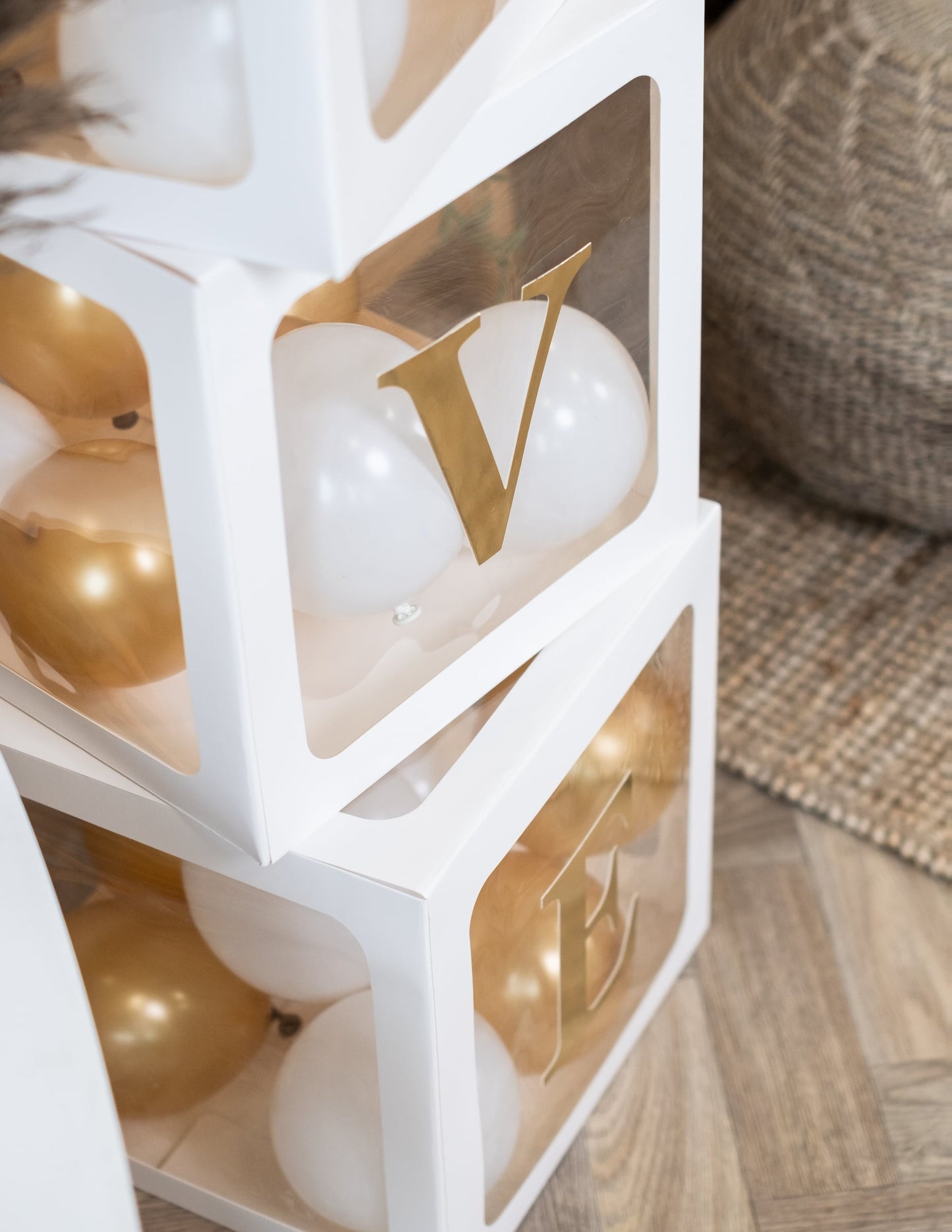 Gros plan sur les lettres dorées des cubes à ballons pour décoration personnalisable