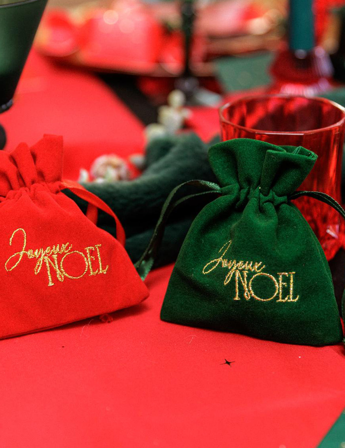 4 Geschenksäckchen Frohe Weihnachten Samt Rot & Gold 9,5 x 11,5 cm