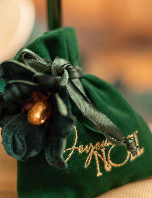 4 Geschenksäckchen Frohe Weihnachten Samt Dunkelgrün & Gold 9,5 x 11,5 cm