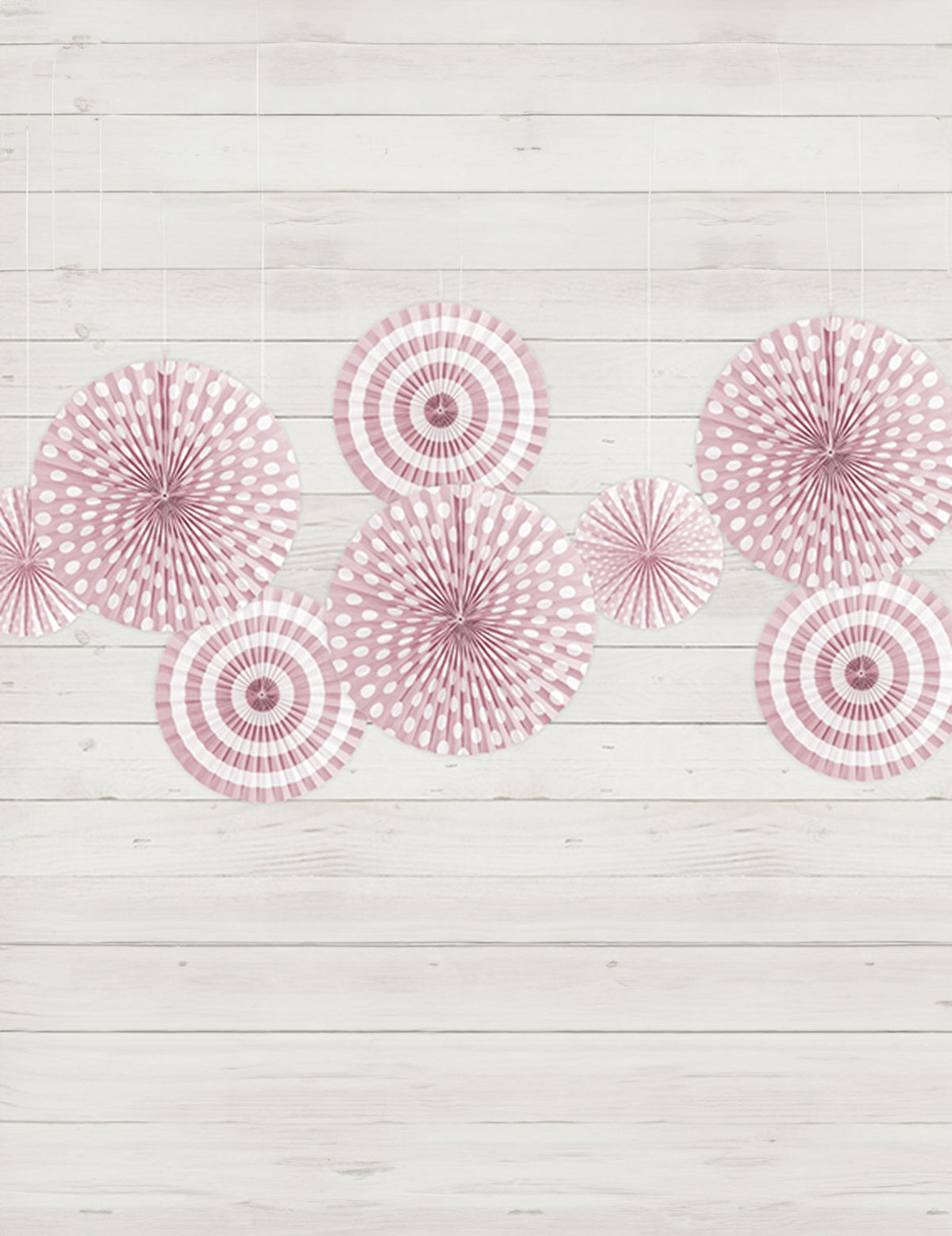 Mise en situation des rosaces en papier à pois et rayures rose clair