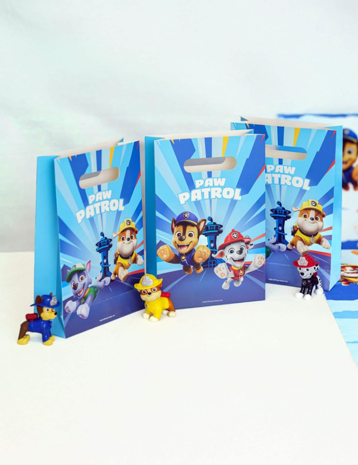 4 blaue Paw Patrol™ Papiertüten Geschenksäcke 15 x 23 cm