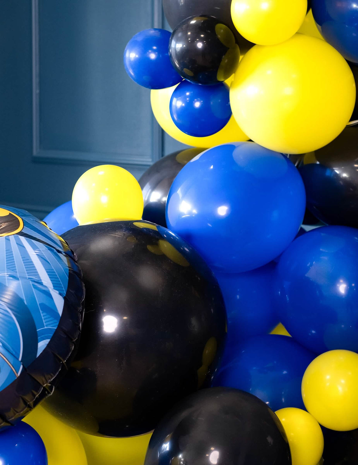 Großaufnahme der Montage der riesigen schwarzen Latex-Luftballons