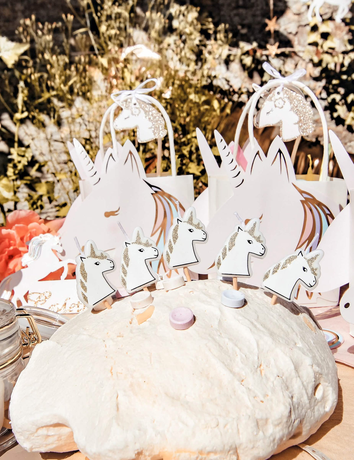 Inszenierung auf einem Kuchen mit Kerzen auf Spieß Einhorn Glitzer Champagner