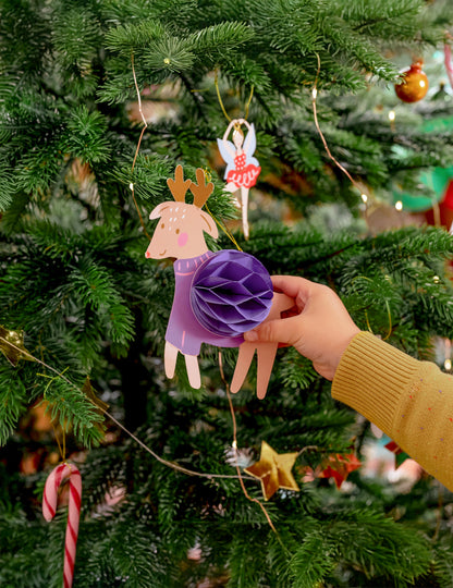 Gros plan sur le renne des décorations de sapin personnages de Noël