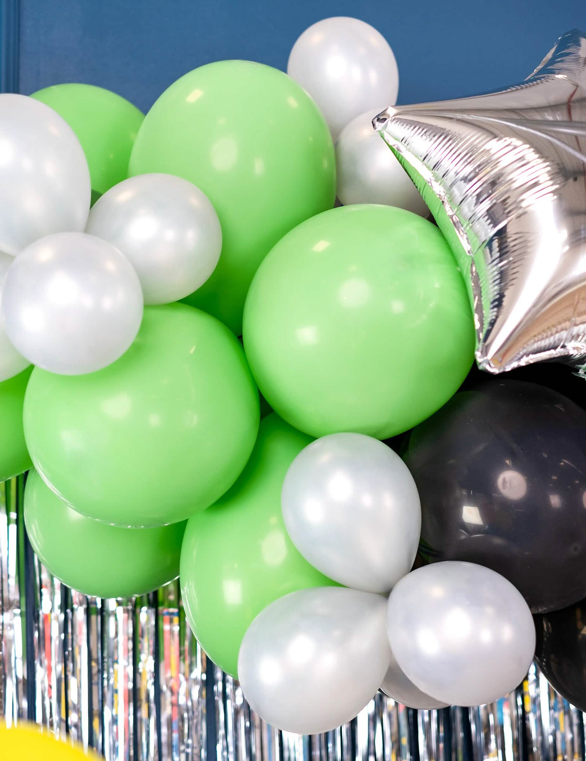 Detail eines Luftballonbogens aus dem 50er-Set grüner Luftballons für Festdekoration