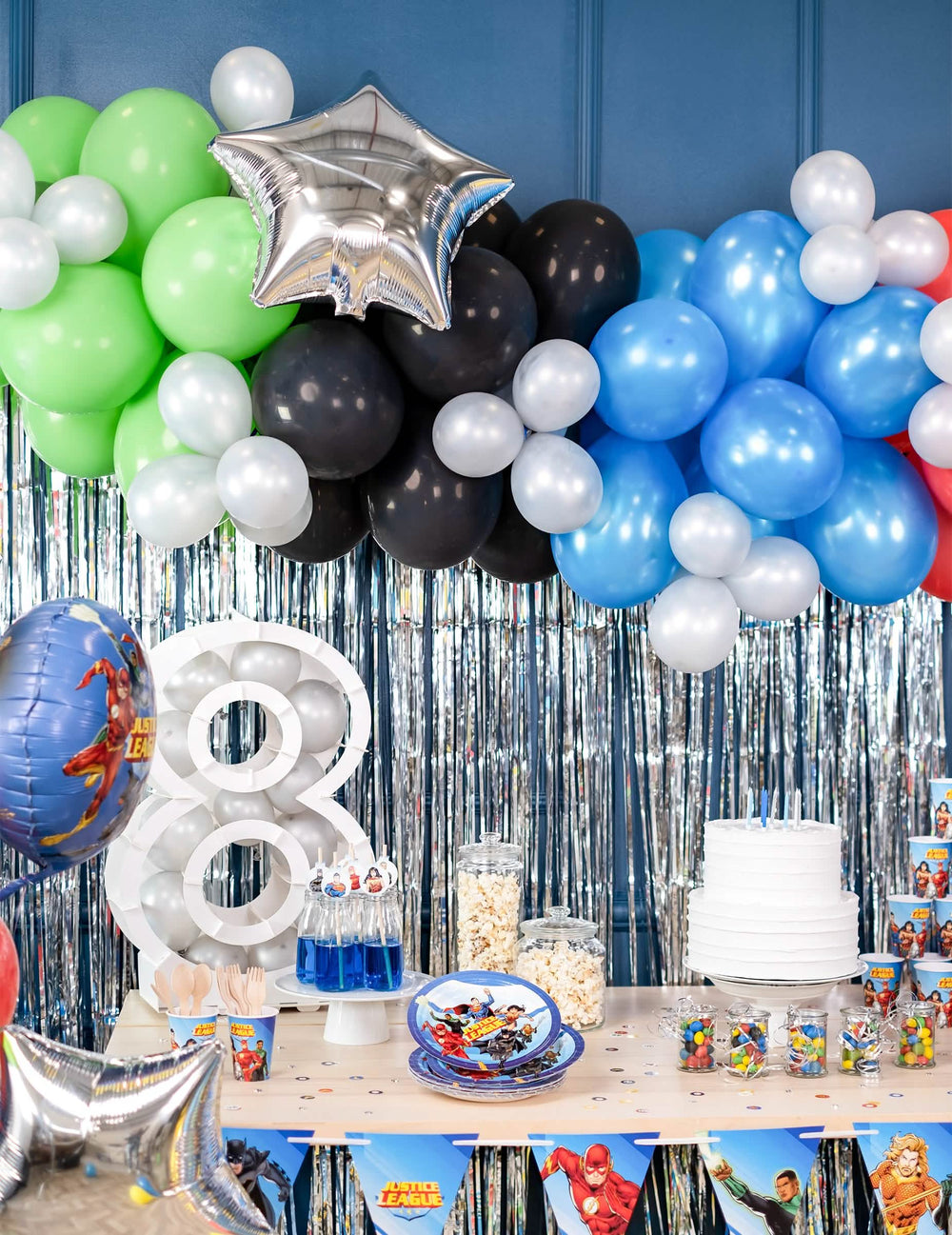 Inszenierung eines Geburtstagsbuffets mit dem 50er-Pack grüner Luftballons zur Partydekoration