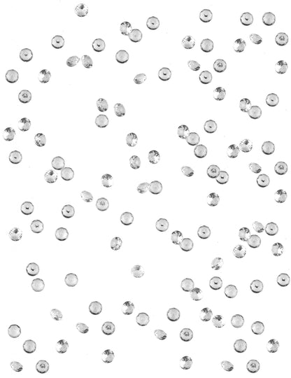 Vue rapprochée des petits diamants de décoration de table pour fête transparents