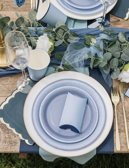Vue de haut du dressage de table des assiettes bicolores design chic pour fête