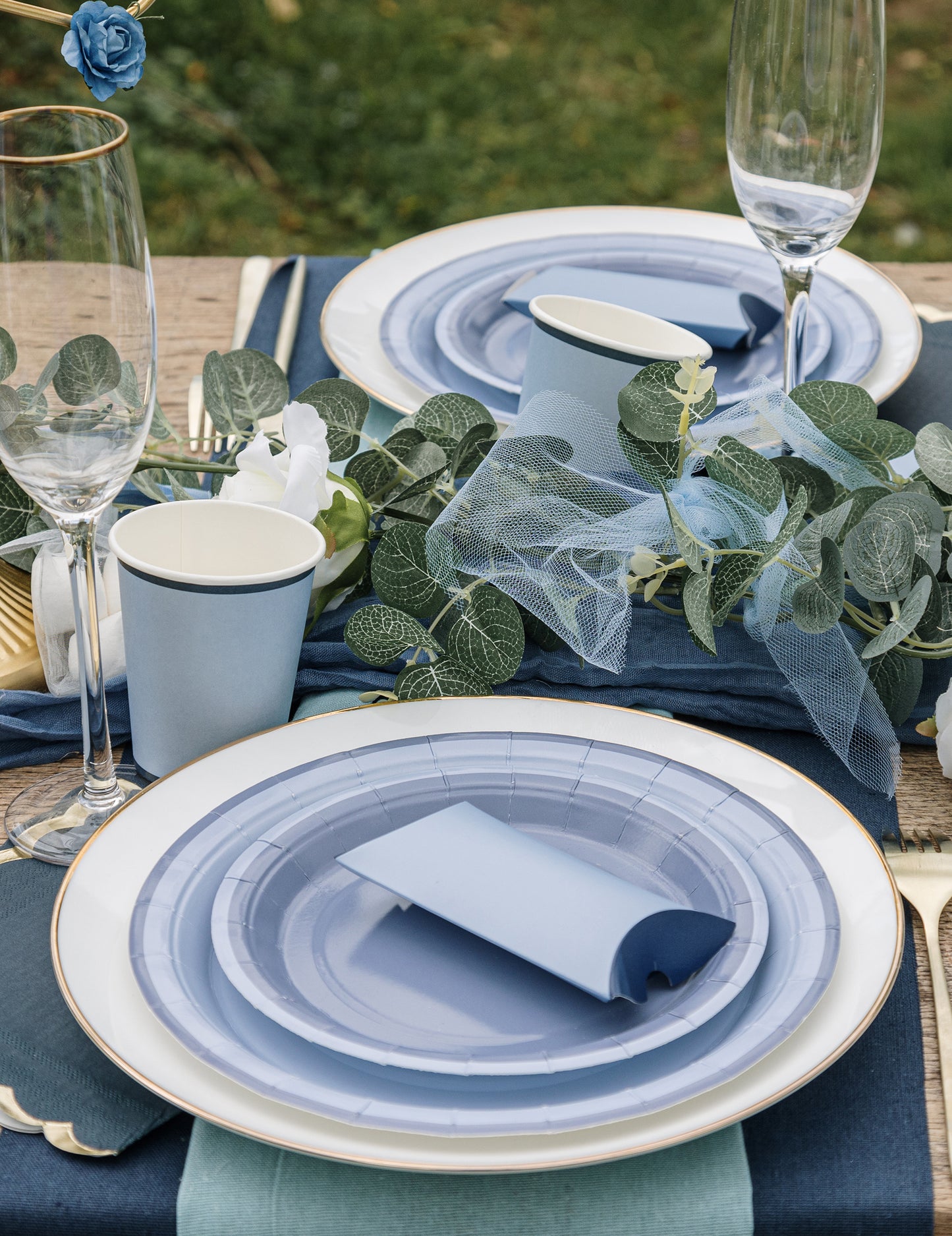 Détail de la décoration de table des assiettes bicolores design chic pour fête