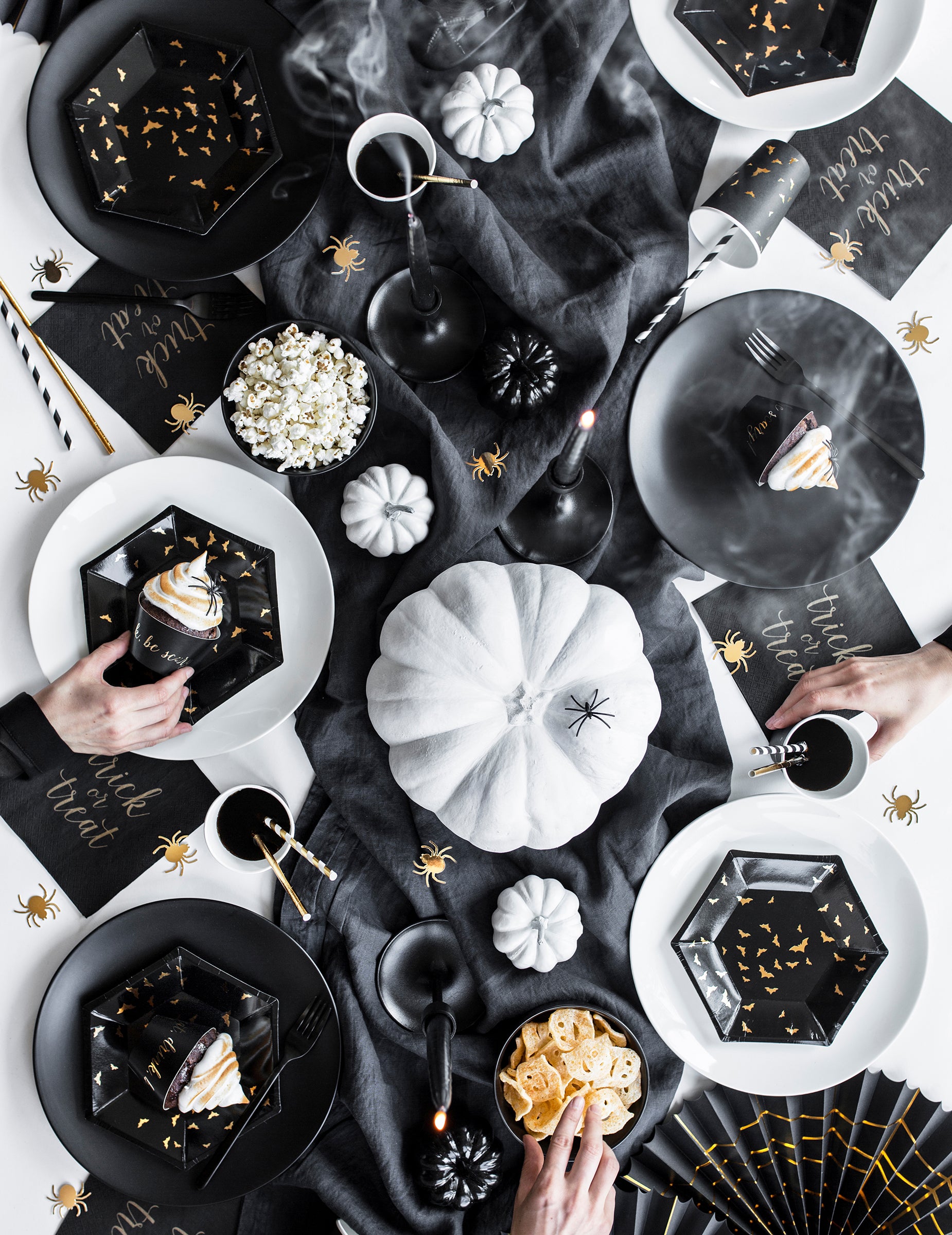 Vue de dessus de la décoration de table des assiettes en carton chauves-souris noires et dorées hexagonales