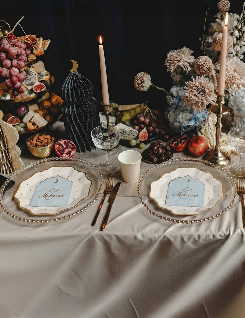 Mise en situation sur une table de fête des assiettes Étoiles pour fête