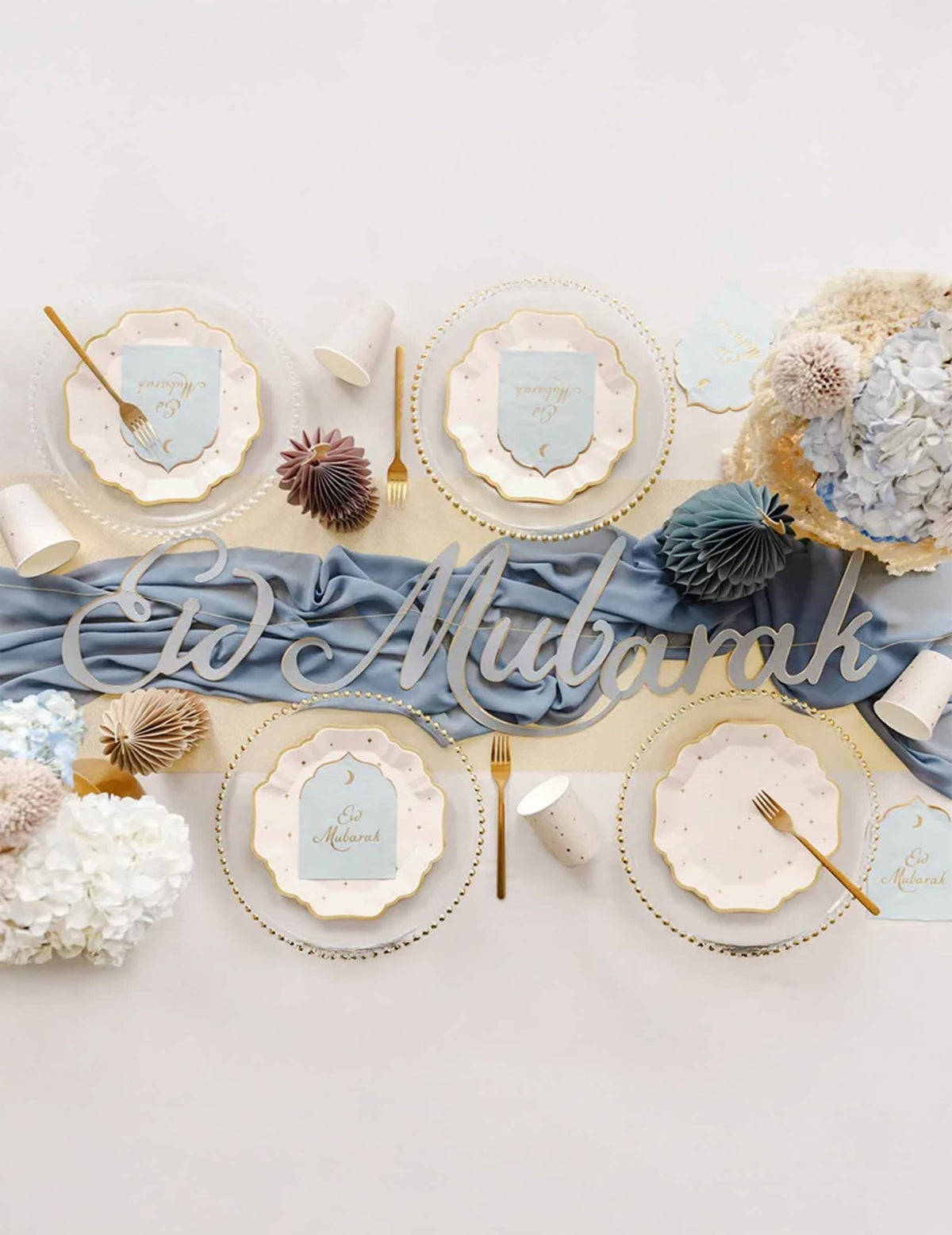 Vue de dessus avec décoration Eid Mubarak des assiettes Étoiles pour fête