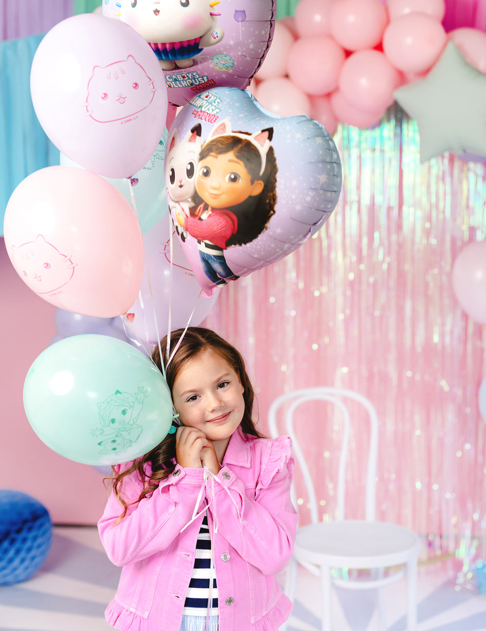 Enfant tenant le bouquet des 6 Ballons latex Gabby et la maison magique