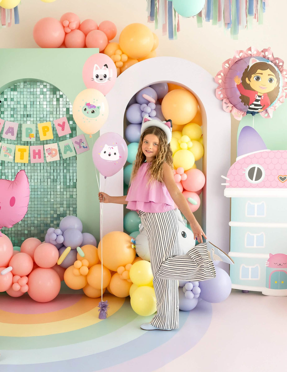 Kinder mit den Latex-Luftballons von Gabby und das magische Haus