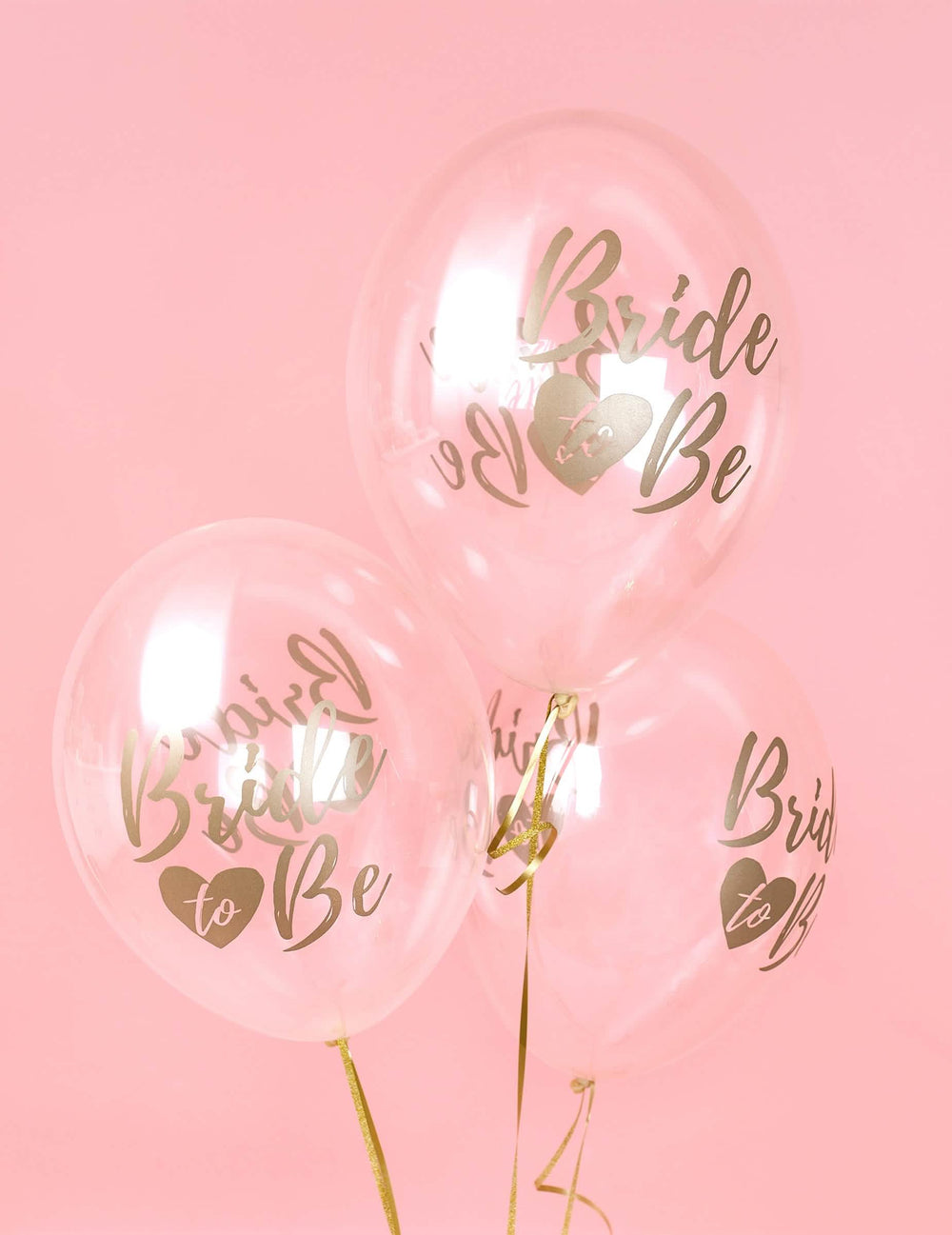 Gros plan sur l'inscription dorée des ballons transparents bride to be pour décoration evjf