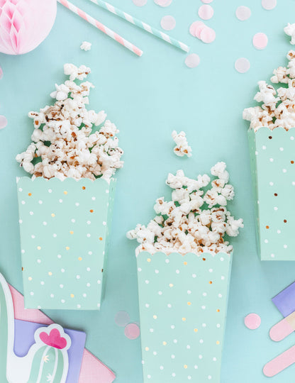 6 mintgrüne Popcornboxen aus Karton mit weißen und goldenen Punkten
