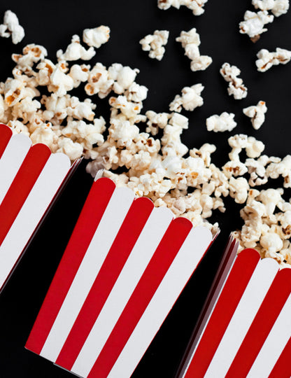 Popcorn renversé des boîtes à popcorn en carton rouges et blanches à rayures