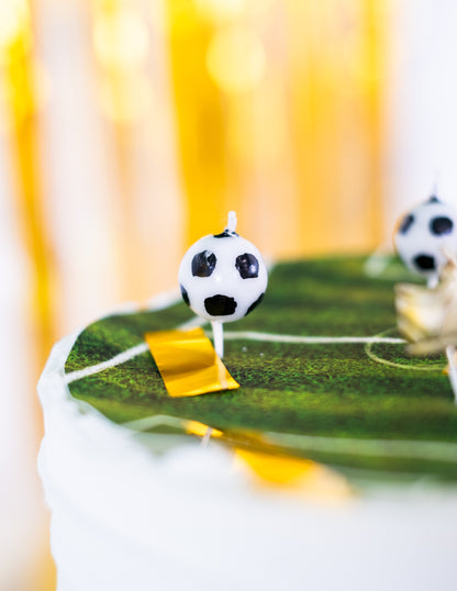Gros plan sur la bougie ballon du lot de 6 bougies ballons et chaussures de foot