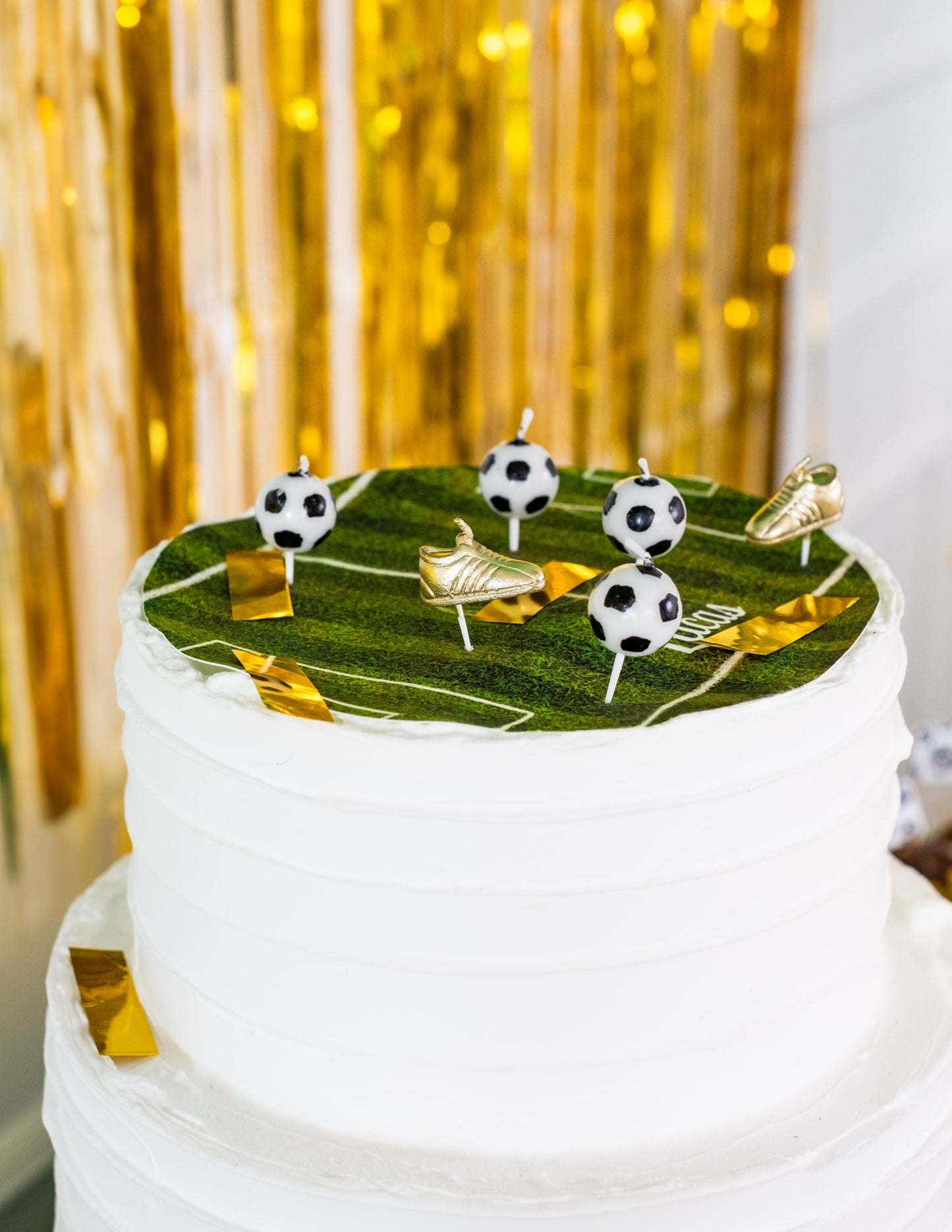 Mise en scène sur un gâteau du lot de 6 bougies ballons et chaussures de foot