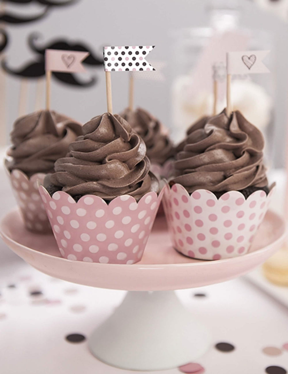 Mise en situation des habillages à cupcake à petits pois rose poudré en carton